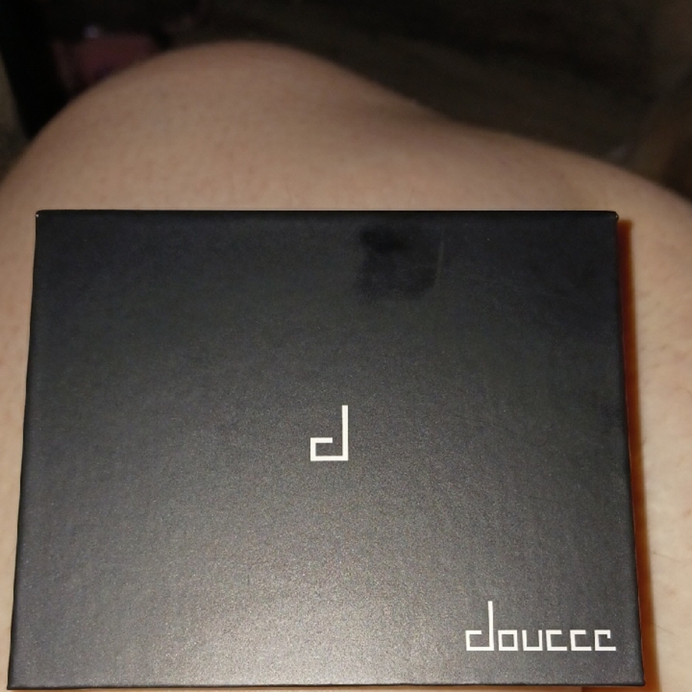Doucce Elegant Black Makeup Compact